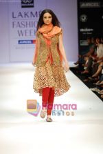 Model walks the ramp for Rehane Show at Lakme Winter fashion week day 4 on 20th Sept 2010 (75).JPG
